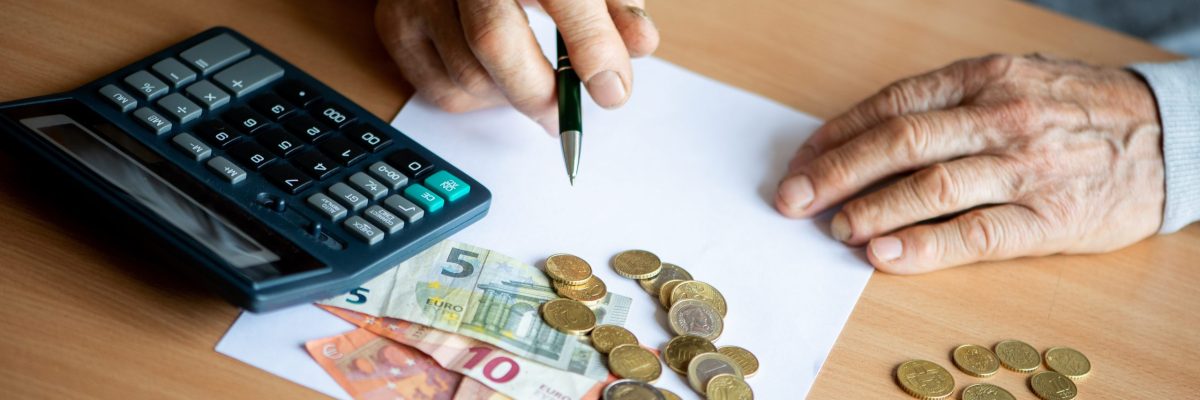 Hands Of Old Senior Man With Calculator And Bills Counting Euro Money At Home. - Advocacia em Chácara Santo Antônio - SP | Glória Rabelo